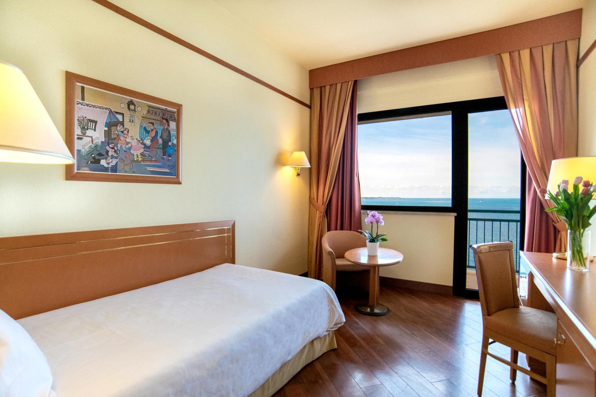 Hotel Delfino Taranto Luaran gambar